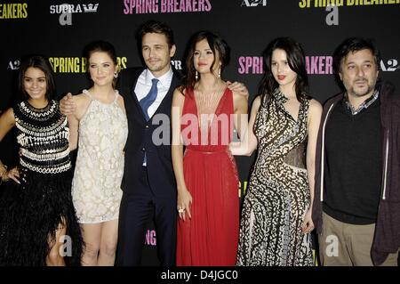 Los Angeles, Californie, USA. 14 mars 2013. Vanessa Hudgens, Ashley Benson, James Franco, Selena Gomez, Rachel Korine, Harmony Korine aux arrivées pour le printemps BREAKERS Premiere, Cinerama Dome à l'Arclight Hollywood, Los Angeles, CA, 14 mars 2013. Photo par : Michael Germana/Everett Collection/Alamy Live News Banque D'Images