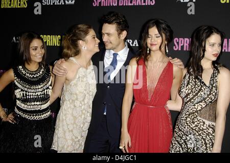 Los Angeles, Californie, USA. 14 mars 2013. Vanessa Hudgens, Ashley Benson, James Franco, Selena Gomez, Rachel Korine aux arrivées pour le printemps BREAKERS Premiere, Cinerama Dome à l'Arclight Hollywood, Los Angeles, CA, 14 mars 2013. Photo par : Michael Germana/Everett Collection/Alamy Live News Banque D'Images