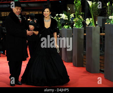 Dieter Kosslick, Directeur du Festival et de l'actrice chinoise Zhang Ziyi arrivent pour la première du film "pour toujours fasciné ? À la 59e Festival International du Film de Berlin à Berlin, Allemagne, 10 février 2009. Le film est parmi les 18 films en compétition pour l'argent et de récompenses Ours d'or à la 59e Berlinale. Photo : Joerg Carstensen Banque D'Images