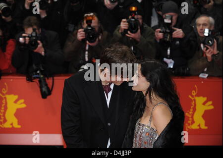 L'actrice américaine Demi Moore et son mari Ashton Kutcher arrivent pour la première du film "Happy Tears ? À la 59e Festival International du Film de Berlin à Berlin, Allemagne, 11 février 2009. Le film est parmi les 18 films en compétition pour l'argent et de récompenses Ours d'or à la 59e Berlinale. Les gagnants seront annoncés le 14 février. Photo : Joerg Carstensen Banque D'Images