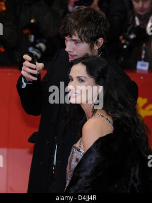 L'actrice américaine Demi Moore et son mari Ashton Kutcher arrivent pour la première du film "Happy Tears ? À la 59e Festival International du Film de Berlin à Berlin, Allemagne, 11 février 2009. Le film est parmi les 18 films en compétition pour l'argent et de récompenses Ours d'or à la 59e Berlinale. Les gagnants seront annoncés le 14 février. Photo : Joerg Carstensen Banque D'Images