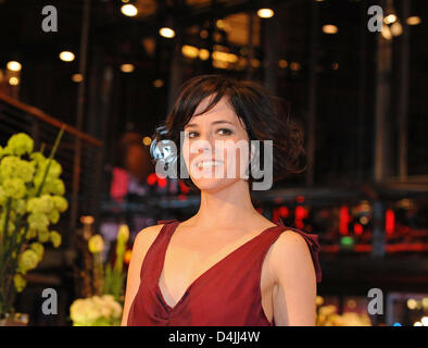 L'actrice américaine Parker Posey arrive pour la première du film "Happy Tears ? À la 59e Festival International du Film de Berlin à Berlin, Allemagne, 11 février 2009. Le film est parmi les 18 films en compétition pour l'argent et de récompenses Ours d'or à la 59e Berlinale. Les gagnants seront annoncés le 14 février. Photo : Jens Kalaene Banque D'Images