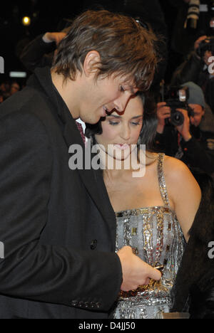 L'actrice américaine Demi Moore et son mari Ashton Kutcher arrivent pour la première du film "Happy Tears ? À la 59e Festival International du Film de Berlin à Berlin, Allemagne, 11 février 2009. Le film est parmi les 18 films en compétition pour l'argent et de récompenses Ours d'or à la 59e Berlinale. Les gagnants seront annoncés le 14 février. Photo : Soeren Stache Banque D'Images