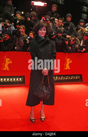 L'actrice américaine Parker Posey arrive pour la première d ?heureux larmes ? Au cours de la 59e édition du Festival International du Film de Berlin à Berlin, Allemagne, 11 février 2009. Le film est parmi les 18 films en compétition pour l'argent et de récompenses Ours d'or à la 59e Berlinale. Photo : Hubert Boesl Banque D'Images