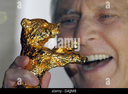 Compositeur de musique de film français Maurice Jarre cheers après avoir reçu l'Ours d'or d'honneur lors du 59ème Festival International du Film de Berlin à Berlin, Allemagne, le 12 février 2009. Le Berlinale awards un Ours d'Or Honoraire à d'importantes personnalités du cinéma. Photo : SOEREN STACHE Banque D'Images