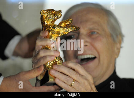 Compositeur de musique de film français Maurice Jarre cheers après avoir reçu l'Ours d'or d'honneur lors du 59ème Festival International du Film de Berlin à Berlin, Allemagne, le 12 février 2009. Le Berlinale awards un Ours d'Or Honoraire à d'importantes personnalités du cinéma. Photo : Soeren Stache Banque D'Images