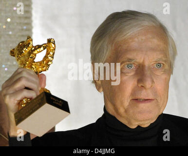 Compositeur de musique de film français Maurice Jarre cheers après avoir reçu l'Ours d'or d'honneur lors du 59ème Festival International du Film de Berlin à Berlin, Allemagne, le 12 février 2009. Le Berlinale awards un Ours d'Or Honoraire à d'importantes personnalités du cinéma. Photo : Soeren Stache Banque D'Images