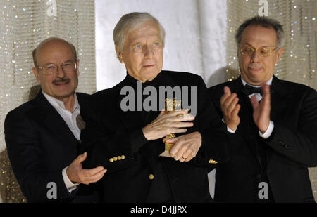 Compositeur de musique de film français Maurice Jarre (C) tient son Ours d'or d'honneur lors du 59ème Festival International du Film de Berlin à Berlin, Allemagne, le 12 février 2009. À sa gauche se trouve le réalisateur allemand Volker Schloendorff, à sa droite festival Organisateur Dieter Kosslick. Le Berlinale awards un Ours d'Or Honoraire à d'importantes personnalités du cinéma. Photo : Soeren Stache Banque D'Images