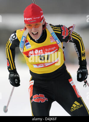 Biathlet Allemande Kati Wilhelm vu en action au cours de la femme ?s 7,5 km sprint dans le cadre de championnats du monde de biathlon à Pyeongchang, en République de Corée, le 14 février 2009. Kati Wilhelm a gagné et est devenu Champion du Monde. Photo : Martin Schutt Banque D'Images