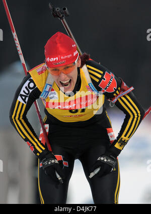 Biathlet Allemande Kati Wilhelm vu en action au cours de la femme ?s 7,5 km sprint dans le cadre de championnats du monde de biathlon à Pyeongchang, en République de Corée, le 14 février 2009. Kati Wilhelm a gagné et est devenu Champion du Monde. Photo : Martin Schutt Banque D'Images