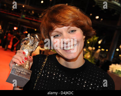 Maren Ade directeur allemand pose fièrement avec son Ours d'argent au 59ème Festival International du Film de Berlin à Berlin, Allemagne, 14 février 2009. Son film ?Tout le monde ? A été récompensé par le Grand Prix du Jury. Photo : JENS KALAENE Banque D'Images