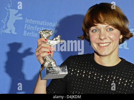 Maren Ade directeur allemand pose fièrement avec son Ours d'argent au 59ème Festival International du Film de Berlin à Berlin, Allemagne, 14 février 2009. Son film ?Tout le monde ? A été récompensé par le Grand Prix du Jury. Photo : Michael Gottschalk Banque D'Images