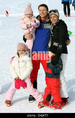 Prince néerlandais Constantijn et la Princesse Laurentien posent avec leurs enfants Comtesse Leonore (haut), comtesse Eloise (L) et le Comte Claus-Casimir pour les médias au cours de leurs vacances d'hiver à Lech, Autriche, 16 février 2009. Photo : Patrick van Katwijk Banque D'Images