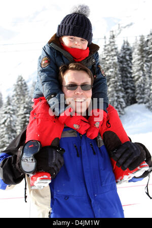 Le Prince Constantijn des Pays-Bas et son fils Comte Claus-Casimir posent pour les médias au cours de leurs vacances d'hiver à Lech am Arlberg, Autriche, 16 février 2009. Photo : Patrick van Katwijk Banque D'Images