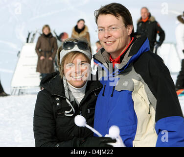 Le Prince Constantijn des Pays-Bas (R) et son épouse la Princesse Laurentien posent pour les médias au cours de leurs vacances d'hiver à Lech am Arlberg, Autriche, 16 février 2009. Photo : Patrick van Katwijk Banque D'Images