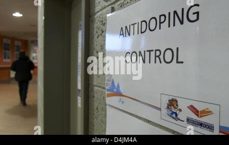 Un panneau de contrôle antidopage ?lecture ? Illustré aux Championnats du monde de biathlon à Pyeongchang, Corée du Sud, 17 février 2009. Photo : Gero Breloer Banque D'Images