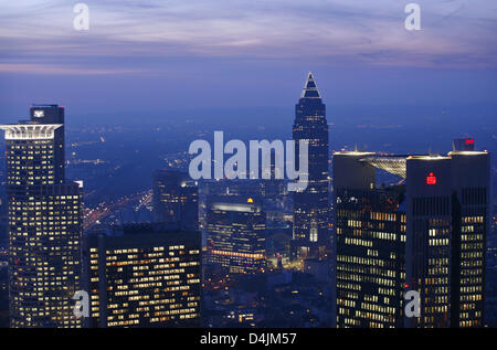 Haut Bureau monte représenté dans la lumière du soir à partir de la plate-forme panoramique sur le toit de la Helaba Landesbank Hessen (Thuringe, Hesse et Thuringe Banque d'État) des tours à Francfort, Allemagne, 26 janvier 2009. L : DZ-Bank high rise, R : un bâtiment Sparkasse, C : ?Messeturm ?, ( ?salon tower ?). Photo : Wolfram Steinberg Banque D'Images