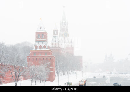 Moscou, Russie. 15 mars 2013. Les renforts de Moscou pour mars plus de neige dans 50 ans. La neige sur la Place Rouge, le 15 mars 2013. Credit : Alyaksandr Stzhalkouski / Alamy Live News Banque D'Images