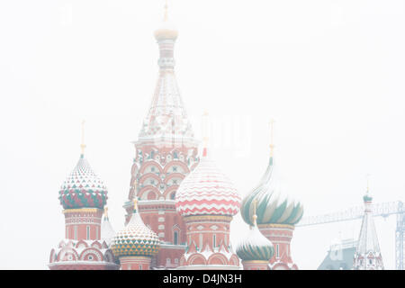 Moscou, Russie. 15 mars 2013. Les renforts de Moscou pour mars plus de neige dans 50 ans. La neige sur la Place Rouge, le 15 mars 2013. Credit : Alyaksandr Stzhalkouski / Alamy Live News Banque D'Images