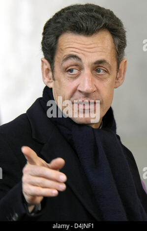 Le président français Nicolas Sarkozy, des gestes aussi il arrive à la chancellerie à Berlin, Allemagne, 22 février 2009 à assister à la réunion spéciale de l'Union européenne ?s pour essayer de trouver une position commune sur la crise économique. Les politiciens sont à la recherche d'une approche commune à adopter pour le monde Sommet financier de Londres le 2 avril. Photo : SOEREN STACHE Banque D'Images