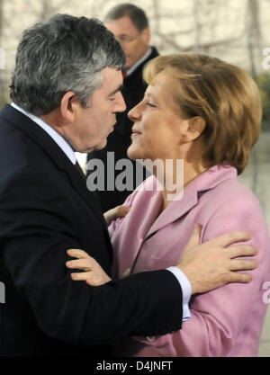 La chancelière allemande Angela Merkel (R) accueille le Premier ministre britannique, Gordon Brown, comme il arrive à la chancellerie à Berlin, Allemagne, 22 février 2009 à assister à la réunion spéciale de l'Union européenne ?s pour essayer de trouver une position commune sur la crise économique. Les politiciens sont à la recherche d'une approche commune à adopter pour le monde Sommet financier de Londres le 2 avril. Photo : Klaus-Dietmar Gabbert Banque D'Images