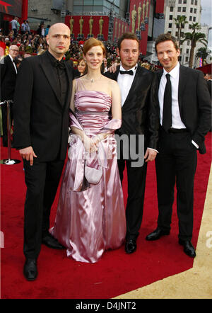 Le réalisateur allemand Jochen Alexander Freydank (G-D), l'actrice Julia Jäger, co-auteur Johann A. Bunners et David C. Bunners, producteur et acteur arrivent sur le tapis rouge pour les 81ème Academy Awards au Kodak Theatre à Hollywood, Californie, Etats-Unis, le 22 février 2009. Freydank a gagné l'Oscar pour le meilleur court-métrage d'action en direct pour son film ?Spielzeugland? (?Toyland?). Les Academy Awards, communément appelés Banque D'Images