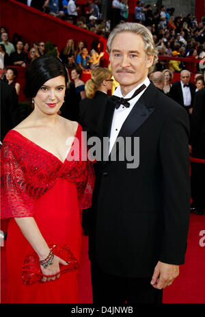 L'acteur américain Kevin Kline et sa femme Phoebe Cates arrivent sur le tapis rouge pour la 81e Oscars au Kodak Theatre, à Hollywood, Californie, USA, 22 février 2009. Les Academy Awards, populairement connu comme les Oscars, l'excellence en matière de cinéma. Photo : Hubert Boesl Banque D'Images