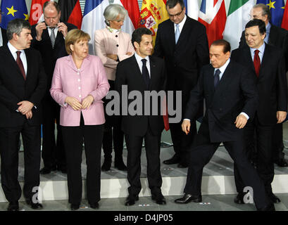 En attente de Berlusconi - Le Premier ministre britannique Gordon Brown, le ministre allemand des finances, Peer Steinbrück, la chancelière allemande Angela Merkel, la ministre française des Finances Christine Lagarde, le président français Nicolas Sarkozy, le ministre tchèque des Finances, Miroslav Kalousek (L-R) Regarder en tant que Premier ministre italien Silvio Berlsuconi arrive en retard pour la photo de groupe - il avait d'autres composent mis sur - à Banque D'Images