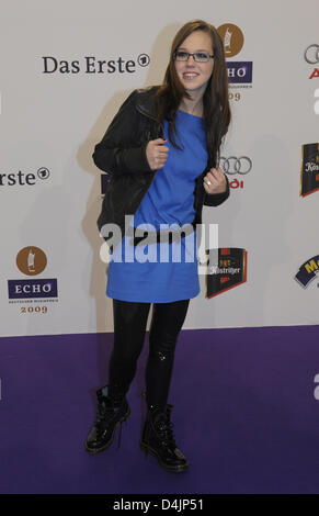 La chanteuse suisse Stefanie Heinzmann arrive pour l ?Echo Music Awards 2009 ? À ?O2-World ? À Berlin, Allemagne, 21 février 2009. Les échos ont été attribués dans 27 catégories. Photo : Soeren Stache Banque D'Images