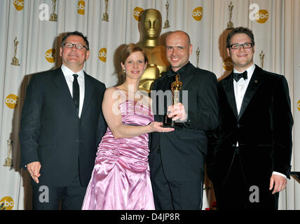 Jochen Alexander Freydank directeur allemand (2e R) d'accepter l'Oscar du court métrage (Live Action) pour ?Spielzeugland ? (Jouets) ? Pose avec Janusz Kaminski acteurs (L), Julia Jaeger et Seth Rogen dans la salle de presse au cours de la 81e Academy Awards annuels au Kodak Theatre à Hollywood, Los Angeles, Californie, Etats-Unis, 22 février 2009. Photo : Hubert Boesl Banque D'Images