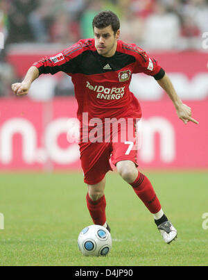 Tranquillo Barnetta Leverkusen ?s conduit la balle pendant le match de Bundesliga Bayer Leverkusen 04 vs SV Hambourg à LTU Arena de Düsseldorf, Allemagne, 22 février 2009. Hambourg a gagné 1-2. Photo : Felix Heyder Banque D'Images