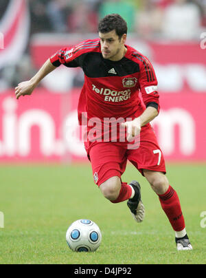 Tranquillo Barnetta Leverkusen ?s conduit la balle pendant le match de Bundesliga Bayer Leverkusen 04 vs SV Hambourg à LTU Arena de Düsseldorf, Allemagne, 22 février 2009. Hambourg a gagné 1-2. Photo : Felix Heyder Banque D'Images