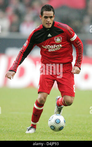 Tranquillo Barnetta Leverkusen ?s conduit la balle pendant le match de Bundesliga Bayer Leverkusen 04 vs SV Hambourg à LTU Arena de Düsseldorf, Allemagne, 22 février 2009. Hambourg a gagné 1-2. Photo : Felix Heyder Banque D'Images