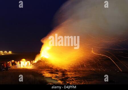 Peuple frison light un soi-disant Biike fire pour dissiper les ombres de l'hiver à Saint- Peter-Ording, Allemagne, 21 février 2009. La coutume est célébrée depuis le 19e siècle à la veille du 22 février dans la région frisonne. Photo : Maurizio Gambarini Banque D'Images