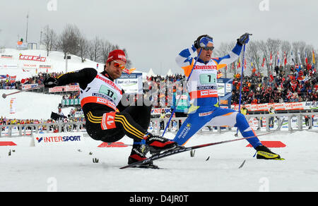 Fondeur allemand Axel Teichmann (L) saute en avant de Sami Jauhojaervi finlandais et gagne la deuxième place dans l'teamsprint de Championnat du Monde de Ski Nordique à Liberec, République tchèque, 25 février 2009. Photo : Gero Breloer Banque D'Images