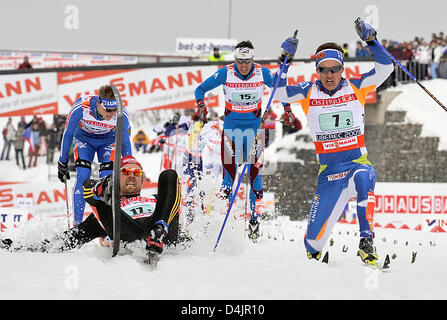 Fondeur allemand Axel Teichmann (L) saute en avant de Sami Jauhojaervi finlandais et gagne la deuxième place dans l'teamsprint de Championnat du Monde de Ski Nordique à Liberec, République tchèque, 25 février 2009. Photo : Gero Breloer Banque D'Images