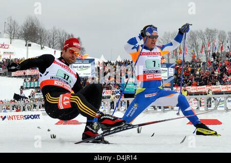 Fondeur allemand Axel Teichmann (L) saute en avant de Sami Jauhojaervi finlandais et gagne la deuxième place dans l'teamsprint de Championnat du Monde de Ski Nordique à Liberec, République tchèque, 25 février 2009. Photo : Gero Breloer Banque D'Images