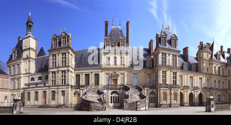 Vue panoramique sur le château de Fontainebleau et son escalier Banque D'Images