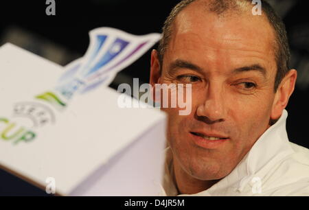 Entraîneur de club français Paris Saint-Germain, Paul le Guen illustré lors d'une conférence de presse à Berlin, Allemagne, 25 février 2009. Le club allemand du VfL Wolfsburg fera face à Paris Saint Germain en Coupe de l'UEFA depuis 32 deuxième match de jambe le 26 février 2009. Photo : JOCHEN LUEBKE Banque D'Images