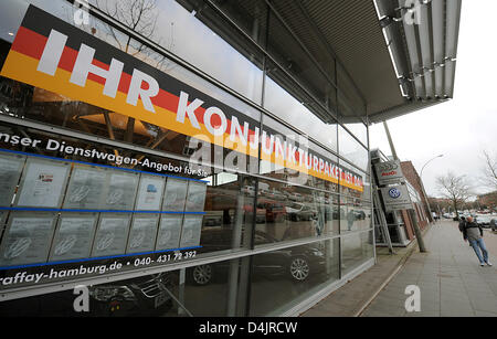 Un concessionnaire automobile annonce l'achat d'une nouvelle voiture avec l'état ?s de stimulation économique à Hambourg, Allemagne, 26 février 2009. L'état paie 2500 euros prime de déchirage pour chaque voiture qui est de plus de neuf ans lors de l'achat d'une nouvelle voiture. Quelques 113,000 demandes de prime ont déjà été déposées en dépit de la crise économique mondiale. Photo : MARCUS BRANDT Banque D'Images