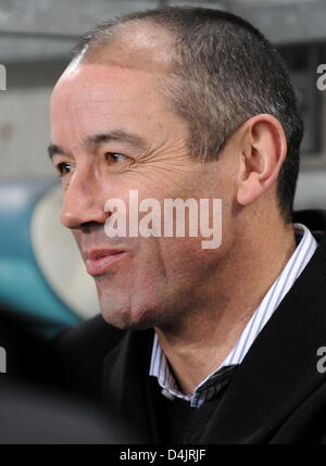 Paris SG ?s l'entraîneur-chef Paul Le Guen en photo avant le match de Coupe UEFA VfL Wolfsburg vs Paris SG à Volkswagen Arena Stadium à Wolfsburg, Allemagne, 26 février 2009. Photo : Jochen Luebke Banque D'Images