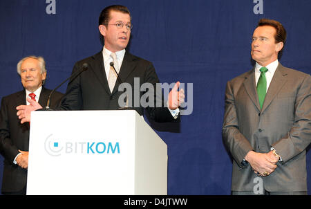Le ministre allemand de l'Économie Karl-Theodor zu Guttenberg (L) prononce un discours lors de la conférence de presse du Sommet d'affaires TIC German-Californian à côté d'Arnold Schwarzenegger, Governour de l'État américain de la Californie, au cours du CeBIT 2009 à Hanovre, Allemagne, 03 mars 2009. En raison de la crise économique mondiale le nombre d'exposants pour le plus grand salon d'informatique Banque D'Images