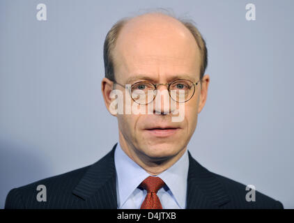 Munich Re-DIRECTEUR GÉNÉRAL Nikolaus von Bomhard photographié devant le groupe ?s solde annuelle conférence de presse à Munich, Allemagne, 03 mars 2009. Le réassureur Munich Re a subi une importante perte de profits en raison d'une crise-ébranlé Q4 2008 de voir des réductions de valeur, augmenté les impôts et de paiements plus élevés aux clients. Les profits par des minorités nationales ont chuté de 76  % à 133 millions d'euros. Phot Banque D'Images