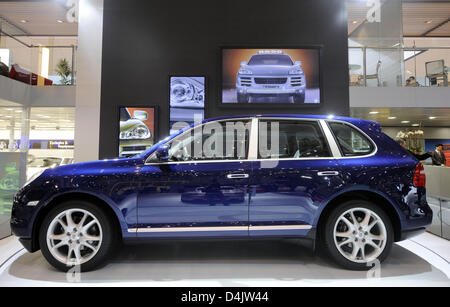 Un Porsche Cayenne Diesel est représenté sur la deuxième journée de la presse de la 79e International de l'Auto et accessoires à Genève, Suisse, 04 mars 2009. Exposants présentent leurs dernières innovations le 05 mars tout au long de 15 mars. Photo : Marijan Murat Banque D'Images