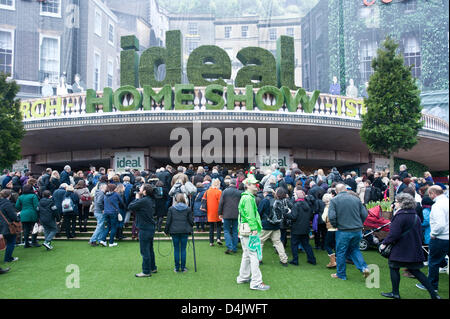 Londres, Royaume-Uni. 15 mars 2013. Ouverture d'Ideal Home Show 2013 avec George Clarke, John Challis, Martin Lewis, Melinda Messenger, Laurence Llewelyn-Bowen , Alan Titchmarsh. Credit : Piero Cruciatti / Alamy Live News Banque D'Images