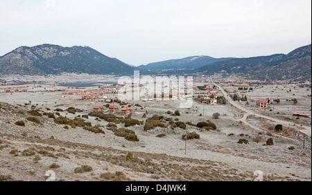 Petites maisons sur un petit plateau du Parnasse, montagne près de l'hiver de Arachova resort grec Banque D'Images