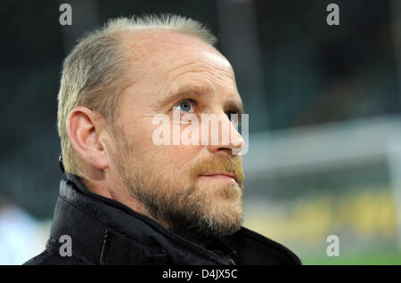 Le Werder Brême coach Thomas Schaaf est photographié avant le quart de finale de la coupe de Russie de football allemand, DFB, contre VfL Wolfsburg chez Volkswagen Arena de Wolfsburg, Gemrany, 04 mars 2009. Wolfsburg a été battu par Brême 2-5. Photo : Peter Steffen Banque D'Images