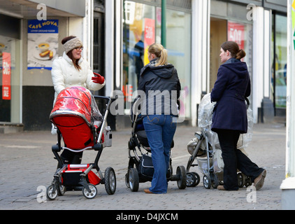 Trois mamans avec trois poussettes. Stramongate, Kendal, Cumbria, Angleterre, Royaume-Uni, Europe. Banque D'Images