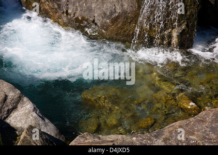 Ruisseau de montagne, a donné de Héas, Pyrénées, France Banque D'Images