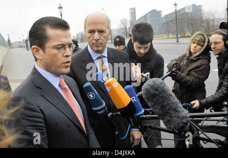Le ministre allemand de l'Économie Karl-Theodor zu Guttenberg (L)et Carl-Peter Forster, président de GM-Europe, faire une déclaration devant la chancellerie à Berlin, Allemagne, 06 mars 2009. Des représentants du Gouvernement allemand et les grands chefs d'Opel, ainsi que la société mère General Motors (GM) s'est réuni à Berlin pour parle de l ?Opel concept de sauvetage. Photo : GERO BRELOER Banque D'Images